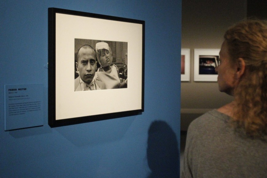  A visitor looks at one of the photographs & # XED; as the exhibition & # XF3; n, a selection & # XF3; n m & # XE1; s of im & # XE1; genes of the collection & # XF3;. n Anna Gamazo Abell & # XF3 ;, filed today in CentroCentro Cibeles in Madrid EFE 