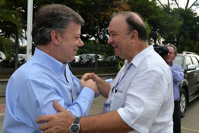 El Presidente Juan Manuel Santos fue recibido este viernes por el Presidente de la Asociación Nacional de Empresarios (Andi), Luis Carlos Villegas Echeverri, al llegar al Centro de Convenciones y Exposiciones Expofuturo, de Pereira, para participar en la clausura de la 69ª. Asamblea de ese gremio.