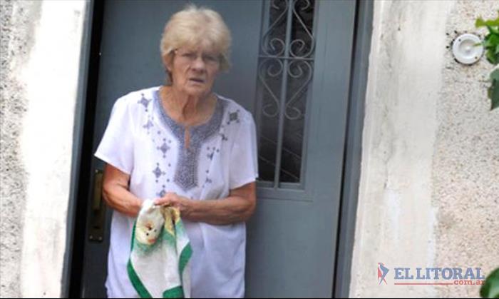 mujer de 77 años se defiende de ladron