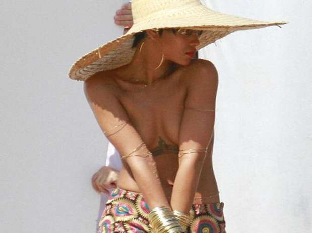 rihanna-topless-brasil-4