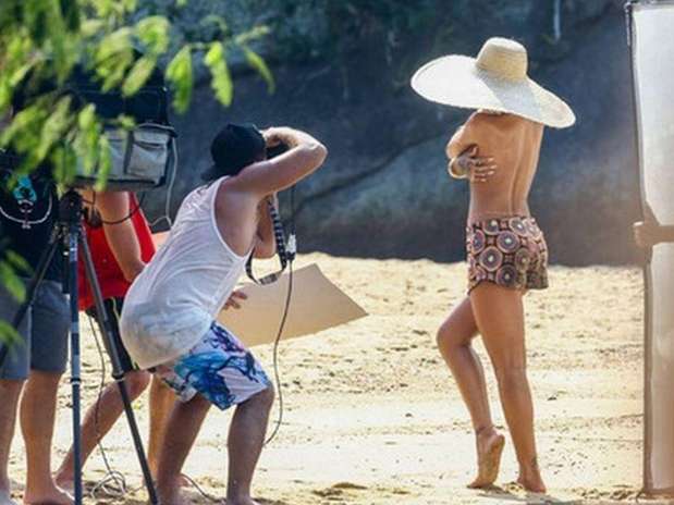 rihanna-topless-brasil-7