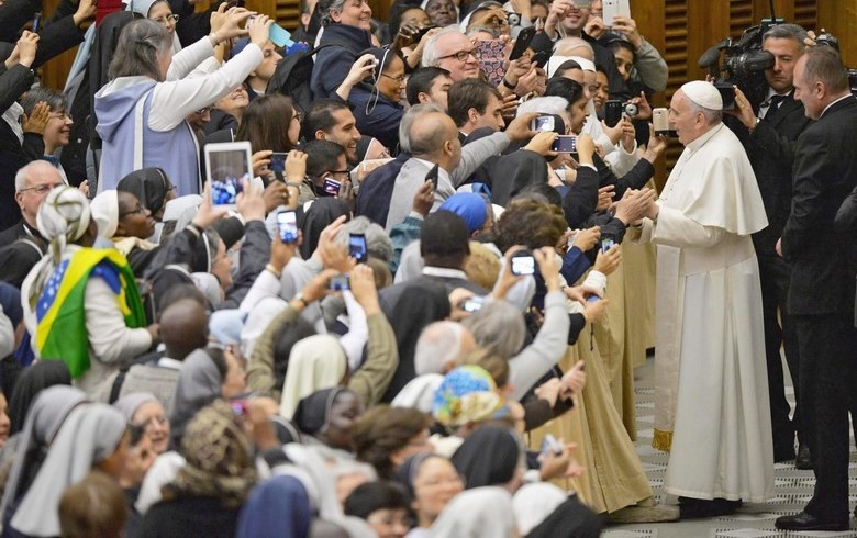 El papa pide "diálogo sincero" y colaboración en la Cumbre de las Américas 2 El papa Francisco (d) hoy en Ciudad del Vaticano. EFE