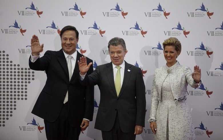 Santos abrirá la primera plenaria de la VII Cumbre de las Américas 2 El presidente de Colombia, Juan Manuel Santos, posa junto al mandatario de Panamá, Juan Carlos Varela (i), y la primera dama panameña, Lorena Castillo (d), el pasado 10 de abril. EFE