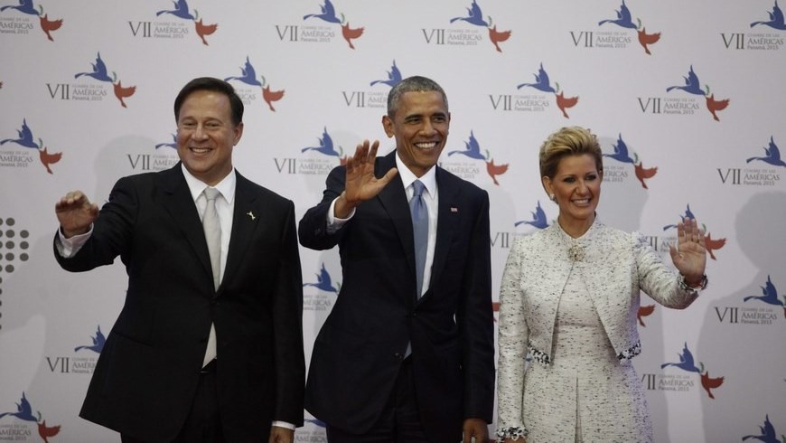 El presidente de Panamá inaugura la VII Cumbre de las Américas 2 El presidente de Estados Unidos, Barack Obama (c), posa con el mandatario de Panamá, Juan Carlos Varela (i), y la primera dama panameña, Lorena Castillo (d). EFE