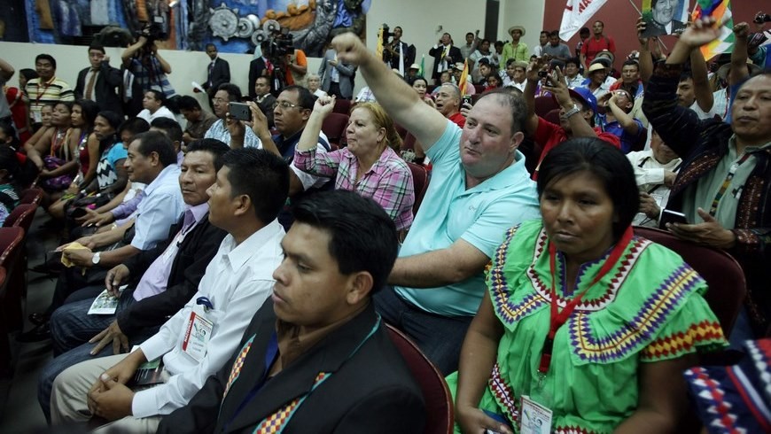 Indígenas excluidos de la Cumbre en Panamá entregan un manifiesto a Evo Morales 2 Activistas y comunidades indígenas saludan al presidente de Bolivia, Evo Morales, el 10 de abril de 2015, en la Universidad de Panamá de la capital panameña, donde el mandatario participa en la Cumbre de los Pueblos, paralelo a la VII Cumbre de las Américas que se inaugura este viernes. EFE