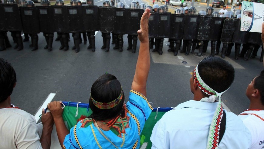 Indígenas protestan al sentirse apartados de la agenda oficial de la Cumbre 2 Un grupo de policías impide el paso a indígenas participantes de la V Cumbre de los Pueblos Indígenas Abya Yala durante una marcha de protesta en dirección al centro de convenciones donde hoy, viernes 10 de abril de 2015, se inaugura la VII Cumbre de las Américas, en Ciudad de Panamá. EFE