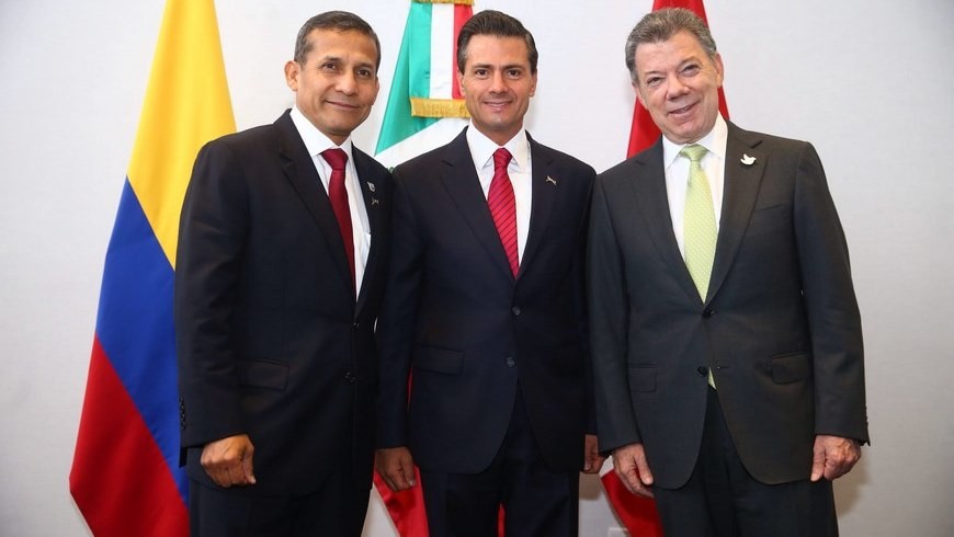 Santos, Peña Nieto y Humala se reúnen antes de la Cumbre de las Américas 2 Fotografía que muestra al mandatario peruano, Ollanta Humala, mientras posa con sus homólogos Enrique Peña Nieto (c), de México, y Juan Manuel Santos (d), de Colombia, este 10 de abril de 2015, en Ciudad de Panamá (Panamá). EFE