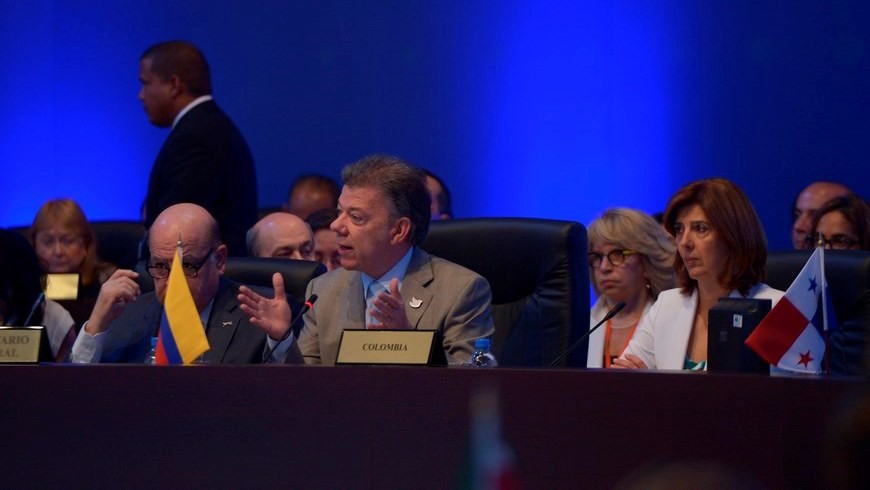 "Necesitamos el respaldo y la confianza de la comunidad internacional para lograr la paz": Santos 2 El Presidente Juan Manuel Santos al intervenir en la plenaria de la VII Cumbre de las Américas, este sábado en Ciudad de Panamá. Foto: presidencia de la República.