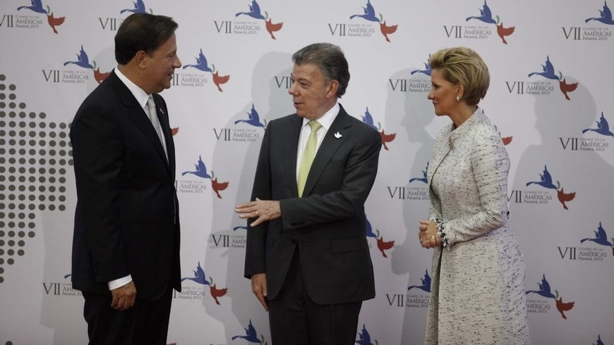 Santos destaca que el acercamiento EEUU-Cuba beneficia a hemisferio sur 2 El presidente Juan Manuel Santos, conversa con el mandatario de Panamá, Juan Carlos Varela y la primera dama panameña, Lorena Castillo. EFE