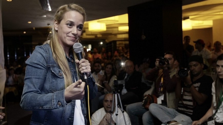 Tintori afirma que la Cumbre y la región pueden ayudar a resolver la crisis venezolana 2 Lilian Tintori, esposa del líder venezolano Leopoldo López, habla en el foro "Liberen a los presos políticos en Venezuela" en Ciudad de Panamá (Panamá). EFE.