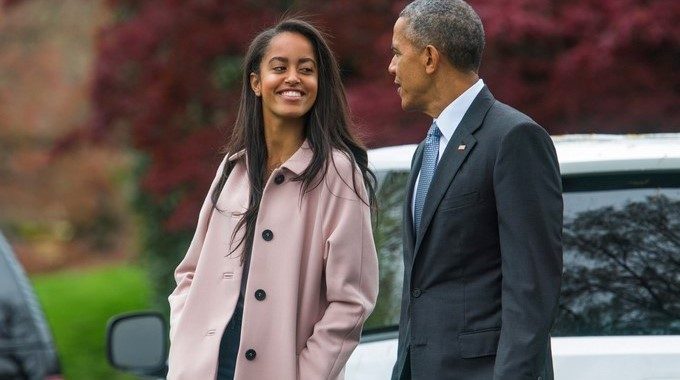 Obama asiste con su hija mayor a la representación en Broadway "The Price" 2 El EXpresidente estadounidense Barack Obama (d) junto con su hija Malia (i). EFEArchivo