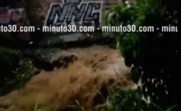VIDEO: Así fue la creciente de la Quebrada Santa Lucía en Caicedo - Minuto30.com