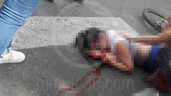 Una mujer en bicicleta se estrelló contra una buseta en Sabaneta - Minuto30.com