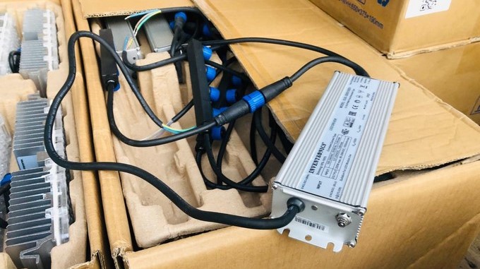 FOTOS: Incautaron más de un millón de luminarias chinas que iban a ser