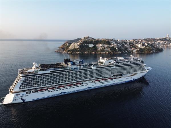 El puerto mexicano de Acapulco recibe al primer crucero de turistas tras el huracán Otis