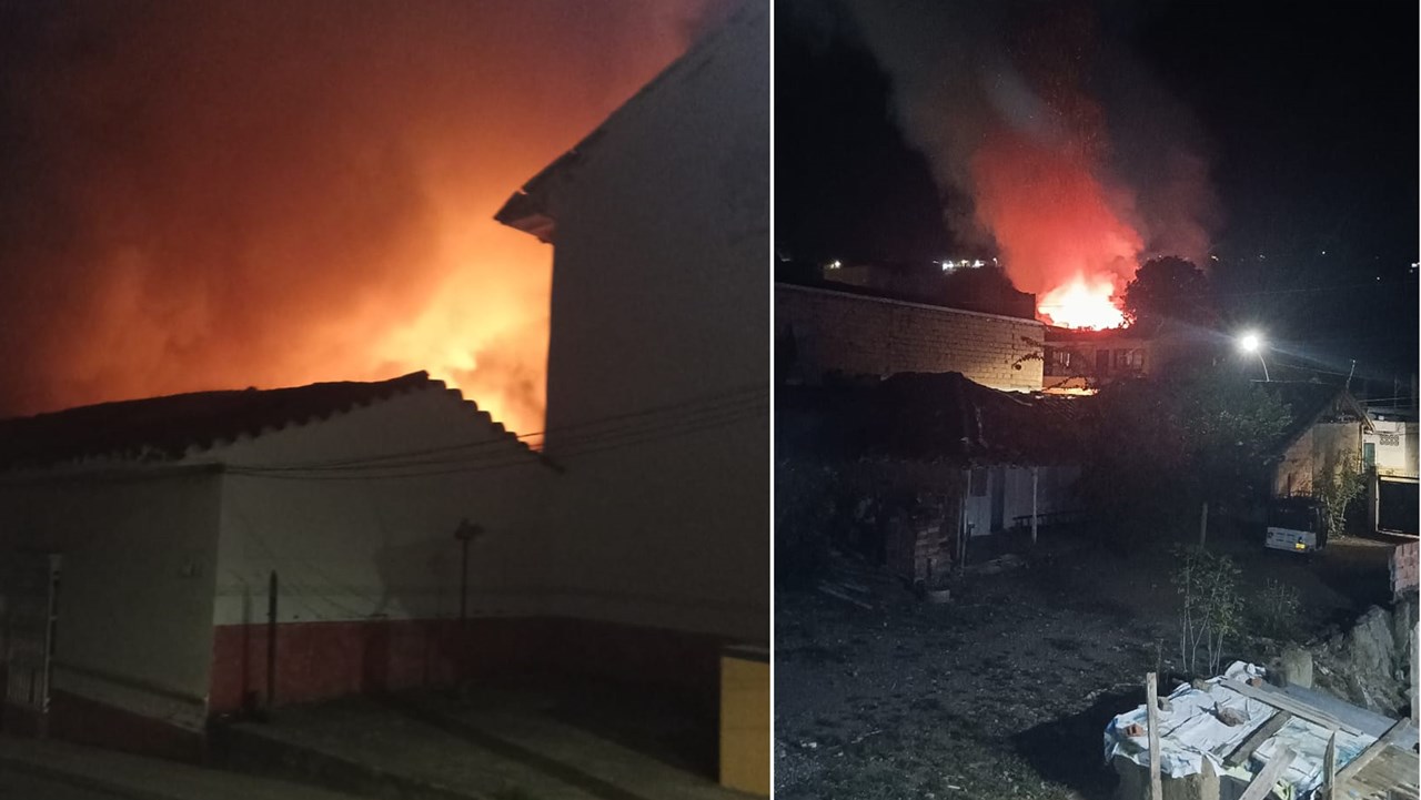 Las llamas que consumen la antigua Casa de la Cultura de Sopetrán se ven desde varios sectores del municipio